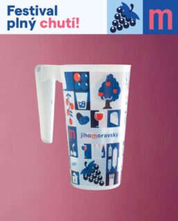 Na předchozích dvou zastávkách Festivalu plného chutí jsme díky vratným kelímkům přispívali na dobrou věc.💛 A v 📍Moravském Krumlově to v sobotu nebude jinak! 🥰
👀Jak to funguje? Úplně jednoduše! Místo vrácení zálohy 50 Kč za kelímek ho můžete darovat ve stánku Jihomoravského kraje a podpořit tím konkrétní příběh.☺️ A tentokrát to máte i s bonusem, protože každý, kdo se takto rozhodne pomoci dobré věci, dostane navíc slevový voucher na výstavu.🤩 
A na koho budeme o víkendu přispívat? 🧐
💛Bude to místní Sociální podnik RoKytka🌱, který se zaměřuje na poskytování zahradnických a úklidových služeb pro veřejnost, město i soukromé zákazníky, výrobu a prodej dekoračních výrobků a drobných dárkových předmětů. V rámci projektu zaměstnává pět osob z cílových skupin – osob se zdravotním postižením a neformálně pečujících – v přizpůsobených úvazcích, poskytuje jim integrační a psychosociální podporu a odborné vzdělávání. Vaše podpora jim umožní učit se novým dovednostem, zvládat každodenní výzvy a získat sebevědomí, které jim často dlouho chybělo. Díky vám mohou mít lepší pracovní podmínky i potřebnou podporu, aby dokázali naplno využít svůj potenciál.💛
#festivalplnychuti #fpch2025 #moravskykrumlov