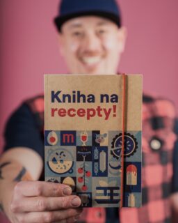 ⏰Tik, tak, už se nám to krátí! Do Festivalu plného chutí v 📍Moravském Krumlově zbývají už jen 4⃣ dny! 🤩
A věděli jste, že kromě toho, že se skvěle nadlábnete😋 a užijete si parádní doprovodný program, můžete také získat krásné odměny v naší razítkové soutěži?👀 
☝Princip je úplně jednoduchý! Navštivte na festivalu 4 různé stánky, u každého si nechejte dát razítko do letáčku s programem🗞, který dostanete u vstupu na akci nebo u stánku Jihomoravského kraje a vyzvedněte si svoji odměnu právě tam!🥰 
A na jaké odměny se můžete těšit? 🧐
👉za 4 razítka: festivalová taška 🛍
👉za 5 razítek: klobouk 🤠
👉za 6 razítek: kniha receptů k vlastnímu doplnění nebo utěrka
👉za 7 razítek: ponožky 🧦
👉za 8 razítek: kuchařská zástěra 
Tak co, pro jakou odměnu zamíříte v sobotu vy? 😏
#festivalplnychuti #fpch2025 #moravskykrumlov