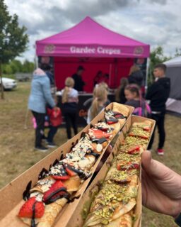 ☝První fáze - dobře se najíst🍔, ✌druhá fáze - kvalitně to zapít🍻, třetí fáze - káva☕ a něco sladkého🍰. Tenhle model funguje spolehlivě, takže nevidíme důvod, proč bychom ho měli na našem food festivalu nabourávat, no ne?🤷‍♀️😄 
Ve výčtu všech dobrot už nám tedy chybí jen ta sladká tečka a dobrá káva, tak se pojďme mrknout, na koho se už tuto sobotu v zámeckém areálu v 📍Moravském Krumlově můžete těšit! ⬇
Pro mlsné jazýčky😋 máme dobrou zprávu, protože výběr sladkého je opravdu široký.🤩 Můžete se těšit na luxusní koblihy🍩 od @koblihabrno , parádní palačinky, které přiveze @gardeccrepes, budou také @moravske_makronky, Voňavé perníčky Peedesign, stánek s fantastickými kremrolemi a sladké dobroty vám napeče i @natalkapece.🥰
☕O kávu rozhodně nouze nebude, připraveni na vás budou například @prazirna_johnny_coffee, @kudrlinakafe nebo také @kavarnanazamecke a @kavanaknopp, kteří s sebou přivezou také domácí zákusky. 🍰
Už se vám sbíhají sliny? Nám teda jo!🤤❤️
#festivalplnychuti #fpch2025 #moravskykrumlov