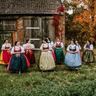 2. května bude v 📍Moravském Krumlově živo, to už víme! Na své si přijdou dospělí, ale samozřejmě nezapomínáme ani na vaše ratolesti! 😉
Na ty totiž bude na Prvním nádvoří čekat skvělý program!🤩 Po celý den se můžou těšit na zábavu s @vidabrno , z Brna přijede také @mikro.teatro 🎭 se svou hororovou groteskou Delikatesa (věk 8+), 🎪cirkusový workshop si děti užijí s Klaunem Hubertem a nejen těm nejmenším přijede zatančit a zazpívat @ns_moruse_z_podyji.❤️
Na Festivalu plném chutí si zkrátka každý najde to svoje, tak vezměte rodinu a 2. května se na vás těšíme! ☺️
#festivalpnychuti #fpch2026 #moravskykrumlov #foodfest