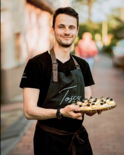 Už 2. května, tedy za necelý měsíc, nám to vypukne!🤩 Parádní kulturní program a desítky stánků s výborným jídlem i pitím, které ohromí vaše chuťové pohárky! 😋
A kromě hudebního programu🎶 a zábavy pro děti se můžete těšit i na gastro program!👨🏻‍🍳 Protože co by to bylo za food fest, kdybychom si spolu něco neuvařili! 😉
Těšit se můžete například na regionální dobroty od Andrei Hruškové ze @skutecnezdravaskola, vařit vám bude i finalista 👨🏻‍🍳Masterchef Česko 2019 Honza Vorel a Koreu na talíři, která bude letos celý Festival plný chutí tematicky doprovázet, vám naservírují žáci z @ssdos_mk. 😍
Zkrátka bude se vařit a ochutnávat jedna báseň, nenechte si to ujít! 😊
#festivalpnychuti #fpch2026 #foodfest #moravskykrumlov