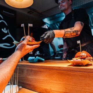 2. května bude program nabitý k prasknutí, ale nezapomínejme, oč tu běží!😉 A to je jídlo!😋 Pojďme se spolu mrknout, kdo vám na začátku května v 📍Moravském Krumlově bude vařit! 👇🏻
Grilované prase🐖, bagety s masem nebo klobásky najdete opět u @gardecgril, na burgery🍔 můžete vyrazit za @chaos_foodtruck, @blby_varecky_bistro, poŠMÁKNIsi nebo @udrevaka. Milovníci ryb si přijdou na své u stánku Rybí hranolky🐟 nebo @fit_and_sweet1.🍣
Chybět nebudou ani stálice jako Býkárna, @raf.house nebo @valdo_kitchen.🤩 Na plněných pečených bramborách🥔 si pochutnáte u stánku @get_jacked_official a na širokou nabídku skvělých jídel se můžete těšit i u @penzion_pastouska  nebo @patyzon_foodtruck. Chlebové placky na několik způsobů vám naservíruje Miloš Vašek.😍 
No a pokud byste raději nějaké chuťovky, či si něco dobrého odnesli domů, určitě zavítejte také ke stánkům🍯 @medovydarek, @mojeracio nebo Božská Granola. Marmelády a džemy🍓 pro vás už chystají Treperendy a domácí bylinkové, ovocné i zeleninové sirupy najdete u  stánku Kapka přírody. A milovníky sušeného masa jistě potěší @marisovomaso a @chillimaga, kde kromě něj najdete samozřejmě různé chilli produkty nebo chilli alkohol.🌶️
Uf, je toho dost a to jsme teprve začali!😎 Tak to vypadá, že budete muset dojít hned na zahájení festivalu, abyste to všechno stihli! 😉
#festivalpnychuti #fpch2026 #moravskykrumlov #foodfest