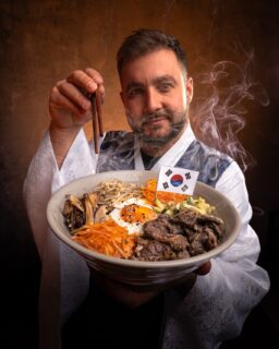 Každá zastávka Festivalu plného chutí je letos jemně okořeněná o jinou zemi.😉 Jak jídlo na talíři, tak i outfit @ondra.blaho, který se letos kromě moderování chopil i role hlavní tváře festivalu, napovídá, že pro 📍Moravský Krumlov se tímto kořením stala Korea.🇰🇷 
🌸2. května si tak užijete nejen fantastické jídlo a pití z regionu, ale budete moci ochutnat korejské speciality a užít si doprovodný program, který bude bavit malé i velké!😍
V Arkádovém nádvoří si během dne budete moci užít přednášky o korejské kultuře, tradicích a písmu✍🏻, připraveny pro vás budou workshopy malby na vějíře🪭 či výrobu ozdobných uzlíků, čeká vás také kvíz o zajímavé ceny a rozhodně si nemůžete nechat ujít exhibice bojového umění Taekwondo 🥋nebo K-POP workshop a taneční vystoupení! 🕺🏻
Celý den pro vás také budou připravený stánky s korejským jídlem včetně stánku @jihomoravsky_kraj_official , kde budete moci ochutnat korejské pochutiny a nápoje. 😋
A pokud prahnete po tom, aby vám to seklo stejně jako Ondrovi na fotce, můžete si odskočit udělat podobnou fotku📷 do našeho fotokoutku, kde budou hanboky (korejské kroje) k zapůjčení! 😍
#festivalpnychuti #fpch2026 #moravskykrumlov