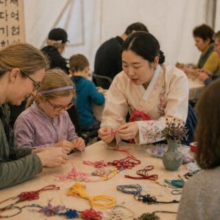 Korejský doprovodný program už znáte, máme pro vás ale několik praktických informací. ℹ️
Na místě se můžete zapojit do přednášek, workshopů (maedeup i malba na vějíře) i kvízů. ⚠️Kapacita jednotlivých aktivit je ale omezená, proto doporučujeme rezervaci předem na 📩purgertova.hana@jmk.cz
Stačí napsat jméno, vybranou aktivitu (včetně času) a u kvízu i název týmu(max 6 osob).
Na místě se můžete zapojit taky, ale jistota je jistota 😉 a byla by škoda o tenhle zážitek přijít.
#festivalplnychuti #fpch2026 #moravskykrumlov #foodfest