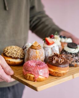 Po vydatném obědě odpolední káva☕ a něco sladkého.🧁 I to tuto sobotu v zámeckém areálu v 📍Moravském Krumlově samozřejmě proběhne! 😍
Můžete se těšit na @kavarnanazamecke, výběrovou kávu od @kudrlinakafe nebo @prazirna_johnny_coffee, kteří vám naservírují mimo jiné i horkou čokoládu. ☕♥️
No a k tomu si můžete osladit život u stánku @koblihabrno,🍩 @moravske_makronky a skvělé dobroty napeče i @natalkapece.😋 A budou i palačinky!🥞 Ty najdete ve stánku Francouzské palačinky a trochu jinak vám je neservíruje také @gardeccrepes. No a samozřejmě se můžete těšit i na Voňavé perníčky PERDESIGN. 🤩
Už teď se nám sbíhají sliny, a vám? ☺️
#festivalplnychuti #fpch2026 #foodfest #moravskykrumlov