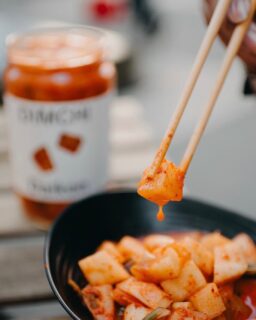 Korejský program v Moravském Krumlově - naplánován.✅ No a co s těmi korejskými pochoutkami?🇰🇷 
Pojďme se spolu namlsat na sobotu a mrknout, co na vás v korejské sekci na Festivalu plném chutí bude čekat.🤩
Korejská kuchyně bez kimchi jako by ani nebyla, proto se na něj můžete těšit u stánku @dimchi_kimchi , kde najdete i poctivý streetfood.🥢 Populární korejské rýžové rolky kimbap najdete u stánku @kimbabplus  a nebude chybět ani stánek s CORNDOGY.🌭 A na osvěžení si můžete nabídnout bubble tea od @emcha.cz .🧋