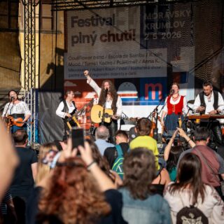 Tu krásnou atmosféru, která byla na první zastávce Festivalu plného chutí v 📍Moravském Krumlově o víkendu, vstřebáváme dodneška!🥰 Jedlo se, zpívalo se🎶, tančilo se, vyšlo krásné počasí...😍 Zkrátka si nedokážeme představit, co by ten den mohlo ještě vylepšit!🤩
Děkujeme všem, kteří toho byli součástí! Byla to bomba!💙
A my už pomalu upínáme oči k další festivalové zastávce, která nás čeká 18.7. (premiérově) v 📍Kyjově! S kým se tam uvidíme? 👀
#festivalplnychuti #fpch2026 #foodfest #moravskykrumlov