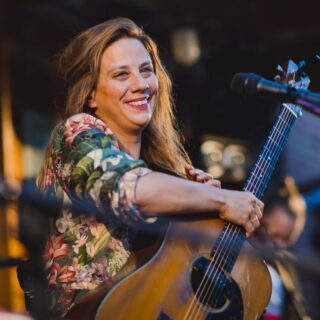 Nové místo, nová energie! Poprvé bude Festival plný chutí hostit město 📍Kyjov a bude to pecka! 😎
Bude se vařit, bude se ochutnávat a bude se i pařit!🤩 Ke všemu tomu dobrému jídlu nás totiž čeká i pár supr hudebních vystoupení!🎶 A na koho se už 18.7. můžete těšit? 👀
Vystoupí například @davidrockery , bavit vás v červenci dorazí také @the_muzzles.😍 Na největší fláky společně zapaříme s ABBA revival a těšit se můžete také na @p.s.iveta - původní kapelu Ivety Bartošové Freddy Bittner Band s @sarka_vankova_singer. A na závěr večera vám zazpívá @langerova_aneta! 🎤
Bude to super a bude toho hlavně mnohem víc, tak sledujte událost, ať vám nic neuteče!😉 
#festivalplnychuti #fpch2026 #foodfest #kyjov