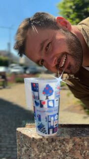 Na ostatních zastávkách @festivalplnychuti už dobře ví, že naše kelímky pomáhají.🫶🏼 Je na čase, aby to @ondra.blaho vysvětlil i našemu festivalovému nováčkovi. 😉
No a komu budete moci přispět svým “kelímkem” právě v 📍Kyjově? Bude to @barka_klubovna ! 😍
#festivalplnychuti #fpch #fpch2026 #foodfest #kyjov