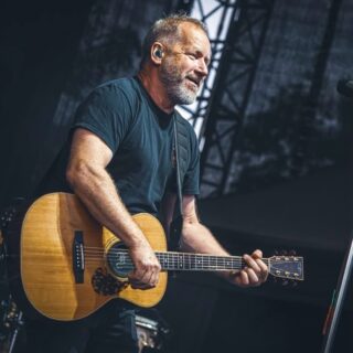 Za necelé 4 týdny bude ve 📍Veselí opět veselo s Festivalem plným chutí!😍 Desítky stánků s výborným jídlem a pitím, skvělá atmosféra a našlapaný program nejen pro dospělé, ale i pro vaše ratolesti.😉 My už se nemůžeme dočkat a tak vás jdeme také namlsat!😋 
Program na hlavním pódiu už je totiž kompletně upečený, takže není na co čekat a jdeme servírovat! 🍽️
Hudební program odšpuntuje zpěvačka, textařka a skladatelka @sara_lagova 🎙️, na pódiu ji následně vystřídá česko-polská písničkářka Beata Bocek.🪗 Po obědě zapaříme s @poletimemusic 🎶 a hned potom si k odpolednímu kafi dáme česko-americkou zpěvačku a držitelku ceny Anděl za objev roku @marieapriil.😍 V podvečer “si to uděláme  hezký🎶” s @pam.rabbit,🤩 no a na závěr dne si společně zazpíváme s @davidkollerofficial. 🎤
Je na co se těšit! S kým se 19.9. vidíme?👀
#festivalplnychuti #fpch2026 #foodfest #veselinadmoravou
