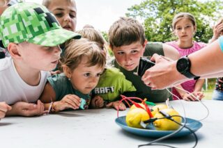 Už 19.9. 📍Veselí nad Moravou ožije Festivalem plným chutí.🤩 Plno dobrého jídla🍔, koncerty🎶, gastroshows...👨🏻‍🍳 Program bude nabitý! Ale co děti? Mají se kde hrát? 🤔

To si pište, že jo!😉 Na Panském dvoře pro ně bude přichystána celá zóna!😍 Čekat tam na ně bude například @vidabrno 🧪, @fablabbrno nebo Vzdělávací a informační středisko Bílé Karpaty.😎 Bude taky malování na obličej a dílničky pro děti přichystá Centrum pro rodinu Veselí nad Moravou.🤩 

A aby toho nebylo málo, bohatý program pro vaše ratolesti najdete i v Zámeckém parku, kde bude mít své stanoviště Skaut Veselí nad Moravou - středisko Čejka, bude i Waxwing Theatre a jejich Cirkus Barbar🎪 a těšit se můžete i na skákací hrad nebo planety z @brnoplanetarium.🌍

Na své si zkrátka přijde každý! A to zdaleka není vše! 😉

#festivalplnychuti #fpch2026 #foodfest #veselinadmoravou