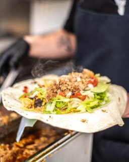 Už v sobotu nám to ve 📍Veselí vypukne, tak je na čase se mrknout, na čem si pochutnáte! 😋
Správný foodfest nemůže být bez burgerů, to se ví!🍔 Vydat se za nimi můžete například ke stánkům @blby_varecky_bistro , @patyzon_foodtruck  nebo @udrevaka.😍 Užijeme si také nějaké mexiko 🌮 - budou wrapy, quesadillas nebo tacos, olé! Na ty se můžete stavit například k Talisman foodtruck, @roburrito.brno  foodtruck nebo @mexeso streetfood a nejen o moravské tacos se postará @_oh_my_wolf_  foodbar!😋 Nebudou chybět samozřejmě stánky s belgickými hranolkami, bramborovými spirálami, či oblíbené plněné brambory od @get_jacked_official.🥔 A protože máme Festival plný chutí ve Veselí okořeněný trochou polské kuchyně🇵🇱, budou také Zapiekanky! 🫶🏼
Těšit se můžete na klasické hotdogy🌭 či korejské CornDogy a budou i klasiky jako domácí langoše nebo dobroty přímo z grilu, z MekiGrillu! 🍖
Ochutnáte samozřejmě i Dobroty Slovácka či Chutě Moravy a Slezska. A myslíme také na vegetariány🌱, ti si přijdou na své u stánku @rebio_restaurace .🤩
A nebudou chybět ani stánky s chuťovkami - @dobroty_z_ulity 🐌, Crunchy Worms 🪱, @chillimaga 🌶️ nebo sýry ze Sýrárny Kostelanský.🧀 A určitě nesmíte minout ani stánek @calderaspices a jejich vanilkovou nálož😍, stánek Eurospice s bylinkami a kořením a kousek Itálie vám nabídne Olio Italiano!🤌🏼 
Ufff, je toho dost! 😊 A bude toho mnohem víc! Tak mrkněte do galerie a namlsejte se s námi! 😉
#festivalpnychuti #fpch2026 #foodfest #veselinadmoravou