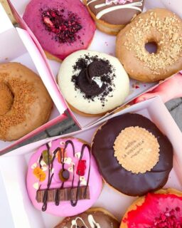Čímpak si ve 📍Veselí nad Moravou v sobotu osladíme život?😋 Bude toho dost! 😍
Těšit se můžete na @moravske_makronky,  donuty🍩 jak od @koblihabrno, tak od @la_donuteria_cz. Budou také DonutHubky a palačinky, wafle nebo třeba Janečkovy trubičky.😋 Minilívanečky a vlastní džemy přivezou @dzemytreperendy, výborné dezerty zase @tvujdort.🍰 A co byste řekli takovým poctivým bélešům, patentům, svatebním koláčkům nebo Honzovým buchtám? I na ty se můžete v sobotu těšit! 😍
Nám už se sbíhají sliny jen při psaní tohoto příspěvku.🤤 
Ale ještě nekončíme! Ke každému sladkému patří přece kávička!☕ A ani tu jsme samozřejmě nepodcenili! Výborný kafe vám uvaří @kudrlinakafe, @duhovka_cafe či Roasted coffee a pokud máte raději matchu, rozhodně navštivte stánek @matchame.bar. 😉
No a v zámeckém párku bude samozřejmě parkovat Parkára. 🚚 
#festivalpnychuti #fpch2026 #foodfest #veselinadmoravou