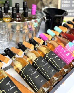 Čím si 2. května v 📍Moravském Krumlově nacpete břicha už víte. Ale dobré jídlo je třeba také něčím dobrým zapít, no ne?🤔
🍻Pivaři se můžou těšit, protože bude na výběr! V zámeckém areálu na vás bude čekat  Pivovar Padochov, Hasičský pivovoar Bítov, @pivovar_raus  nebo také @pivovar_louka a @pivovarivancice.🤩O pivo zkrátka nebude nouze a to ani o nealko. Většina z pivovarů totiž nabízí i limonády.😉
Milovníci vína🍷 nemusí mít strach, i na ně bude v Moravském Krumlově pár stánků čekat.😍 Můžete se těšit například na @vinarstvi_lara , @vinarstvitoporcer  nebo @vs_marsovice. Chybět nebude ani @wineherko  a Vinařství Plaček.
Na limonády si pak můžete skočit ke stánku Kapka přírody.🥰
Co přijdete okoštovat vy? 
#festivalpnychuti #fpch2026 #moravskykrumlov #foodfest