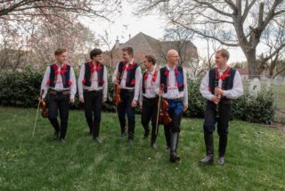 Už jen necelé dva týdny a ve 📍Veselí nad Moravou vypukne Festival plný chutí!🤩 Čeká nás spousta dobrého jídla a pití, našlapaný hudební program🎶 na hlavním pódiu, kuchařské show na gastropódiu👨🏻‍🍳 a k tomu ještě jedno bonusové pódium, které v rámci našeho festivalu najdete jen ve Veselí! 🫶🏻
Na Bartolomějském náměstí se opět můžete těšit na folklor a stage tady bude patřit cimbálovým muzikám!🎻 Zahrají vám @cmfraj (v 11, 12 a 13:15 hodin), @cmspicaaa (v 14:15, 15 a 15:55 hodin) nebo @cmkrepina (v 16:45, 18 a 19:15 hodin).😍
A abyste si mohli program užít s celou rodinou, budou i tady připraveny aktivity pro děti po celý den. 🎠
Tak co, bude folklorní pódium to vaše vyvolené? 👀
#festivalplnychuti #fpch2026 #foodfest #veselinadmoravou